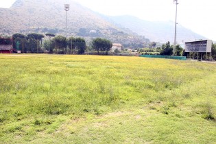 Lo stato di abbandono dello stadio di baseball a San Clemente