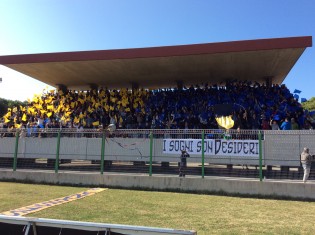 La splendida coreografia dei tifosi gialloblù (foto Cusano)