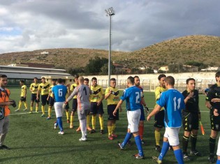 Il saluto delle due squadre (foto Antimo Cusano)