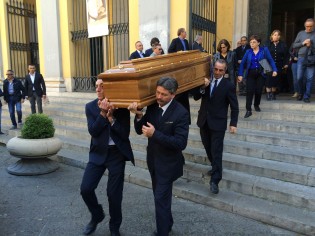 Il feretro esce dal Duomo