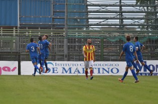 L'esultanza della Paganese dopo il gol del momentaneo 2-1 (Foto Vincenzo Di Monda)