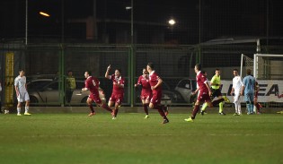 L'Aversa festeggia dopo l'iniziale 1-0 (Foto Vincenzo Di Monda)