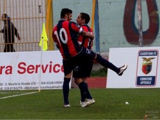Mancino e Cruciani festeggiano per il goal (foto Giuseppe Scialla)