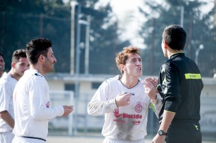 Proteste di Riccardo per il rigore dell'Afragolese