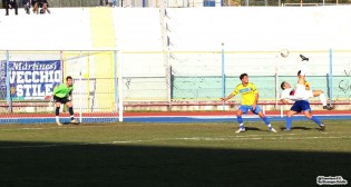 Una spettacolare rovesciata di Majella in Casertana-Martina del 2011 (Foto Giuseppe Scialla)