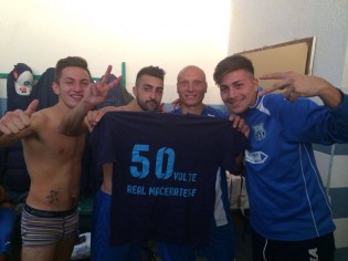 Raffaele Guerrazzi festeggia il goal numero 50 con la Real Maceratese