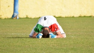 Tomiossi disperato, non è servito parare un rigore a Tarallo (Foto Arnaldo Iodice)