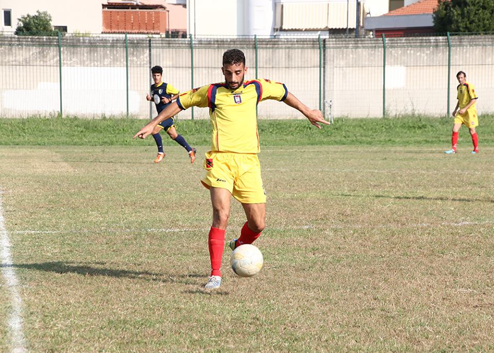 Una vita nell’Hermes Casagiove: primo goal in Eccellenza per Toscano nell’undicesima stagione giallorossa