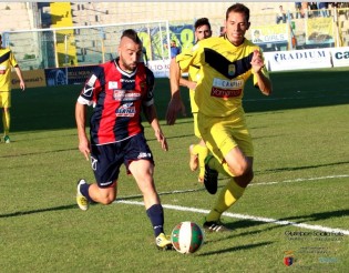 Un affondo dell'ex Cunzi (foto Giuseppe Scialla)