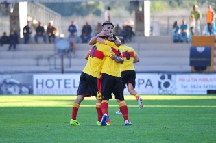 Eusepi festeggiato dai compagni (Foto Vincenzo Di Monda)