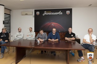La conferenza stampa al Palamaggiò (Foto Buco Juvecaserta.it)