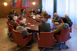 Il tavolo della conferenza