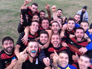 Il selfie dell'Amatori Napoli per festeggiare il passaggio alla seconda fare (foto: Facebook)