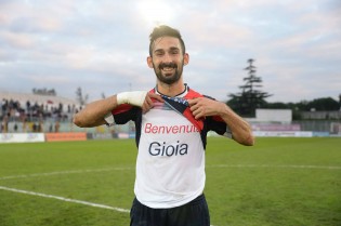 Riccardo Idda mostra la dedica alla piccola Gioia (Foto Giuseppe Melone)