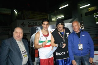 Perugino mostra con orgoglio la medaglia