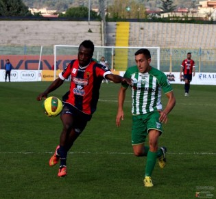 Adama Diakitè contrastato (foto Giuseppe Scialla)