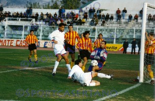 Un'azione di Casertana-Benevento del 1996 (Foto archivio Enzo Di Nuzzo)