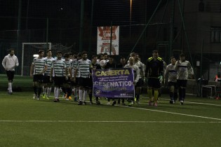 Due squadre entrano in campo