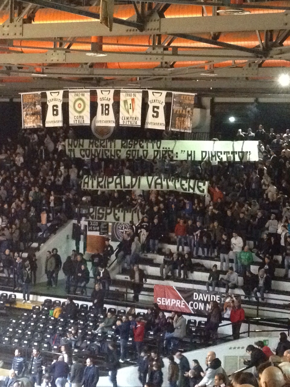 Pubblico inferocito e Atripaldi si dimette