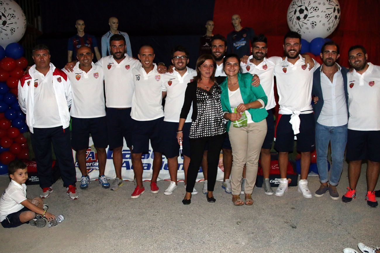 Il presidente Salemme con la psicologa Longobardi e lo staff al completo