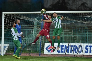 Montella di testa contro la Paganese (Foto Vincenzo Di Monda)