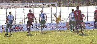 Rosti non può nulla sulla punizione di Bianco (foto Giuseppe Scialla)