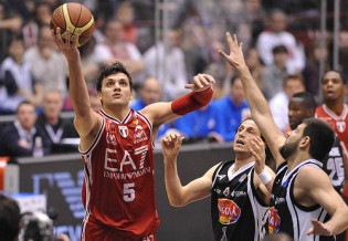 Gentile attacca il canestro bianconero (foto Olimpia Milano)