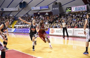 Il duello tra Stone e Sergio (foto Reyer Venezia)