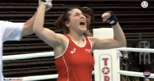 L'esultanza di Angela Carini al momento del verdetto