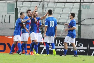De Vena esulta, l'Aversa ha bisogno anche dei suoi gol per salvarsi