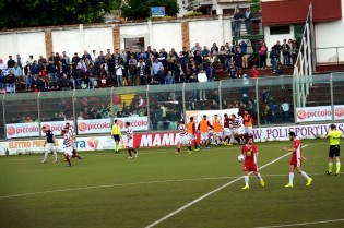 L'euforia dei tifosi maddalonesi al goal di Mendil (foto Stefan Ionut Di Nuzzo)
