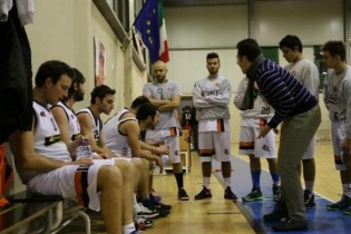 Coach Fiorillo durante un timeout