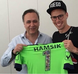il presidente Di Meo con Marek Hamsik alla consegna della maglia
