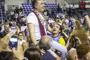 Il presidente Di Meo portato in trionfo