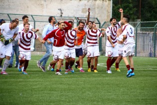 Francesco Portone festeggia con i compagni la Promozione