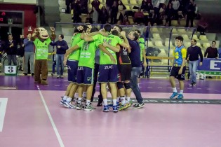 Il presidente Di Meo festeggia con la squadra dopo una vittoria