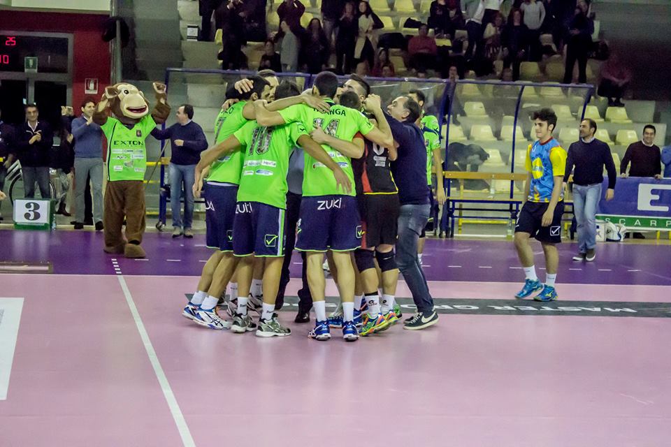 Il presidente Di Meo festeggia con la squadra dopo una vittoria