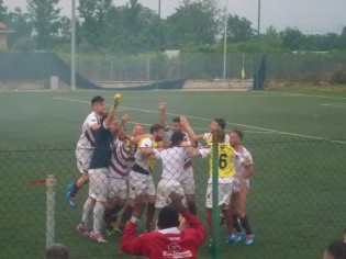 La festa dei giocatori della Boys Caserta Maddalonese