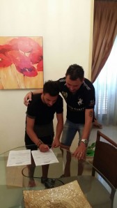Il dg Carozza e Pasquale Manzi mentre firma il contratto