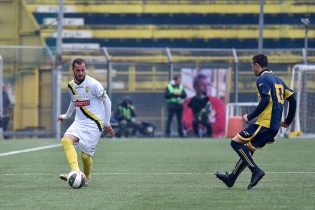 Il difensore Finizio in azione (Foto Vincenzo Di Monda)