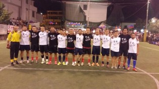 Gli atleti ne riscaldamento pre-finale con le magliette 'No al razzismo'