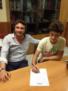 Castiello al momento della firma con l'Afragola 