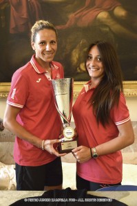 Sonja Percan e Federica Barone con la Supercoppa di beach volley