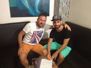 Toscano al momento della firma