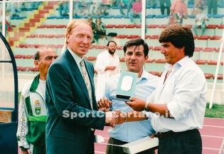Lombardi premiato prima di Casertana-Avellino nel '92
