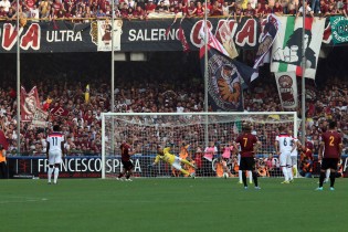 Il rigore di Negro nel derby dell'Arechi