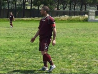 Roberto Bergantino con la maglia granata del Mondragone