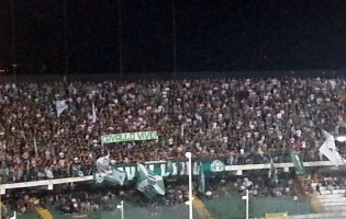 Lo striscione per Mario Cavallo