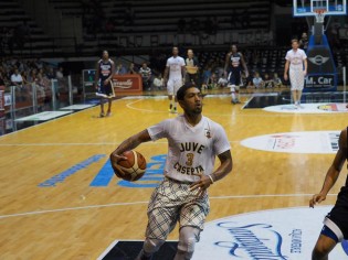 Siva a canestro (foto Giuseppe Scialla)