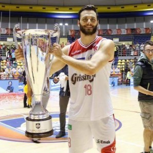Stefano Gentile con la Supercoppa Italiana